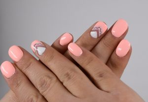 Różowe pomalowane paznokcie